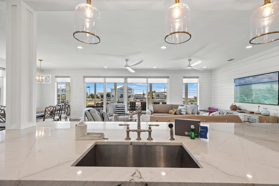 House | Private kitchen | Full-size fridge, microwave, oven, stovetop