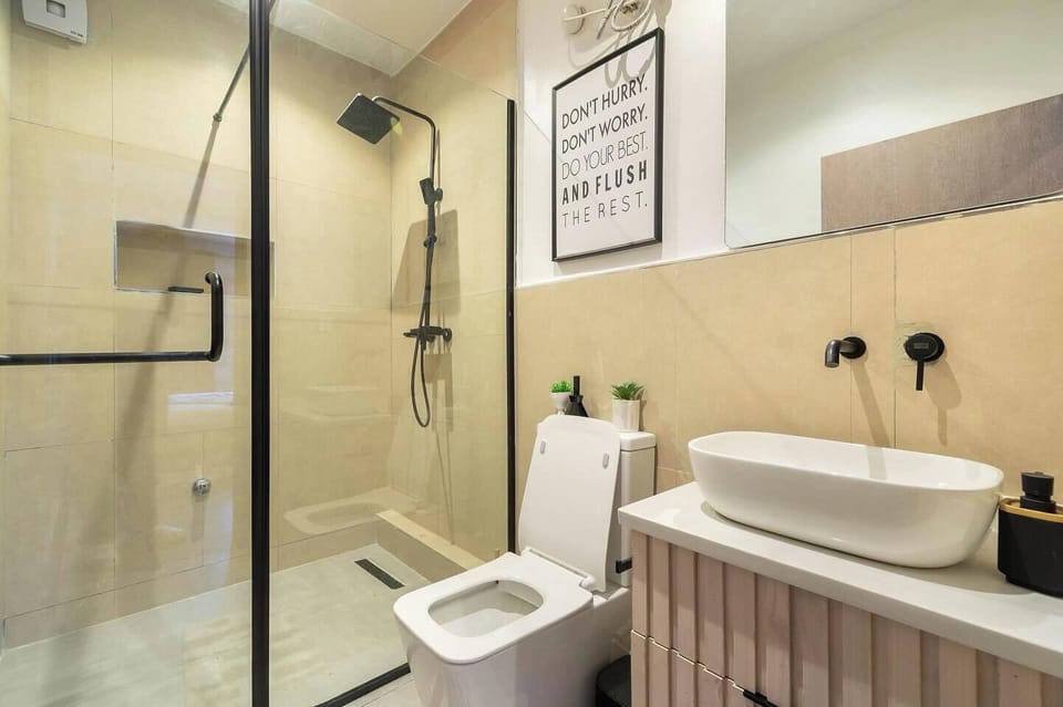 Deluxe Room, Balcony, City View | Bathroom | Hair dryer, towels, soap, shampoo