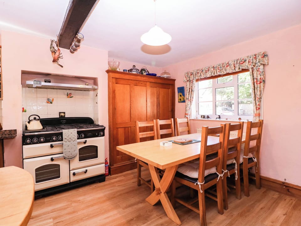Cottage | Dining
