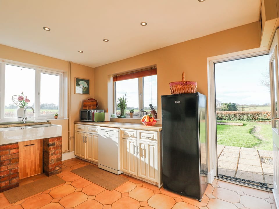 Cottage | Private kitchen | Fridge, microwave, dishwasher, toaster