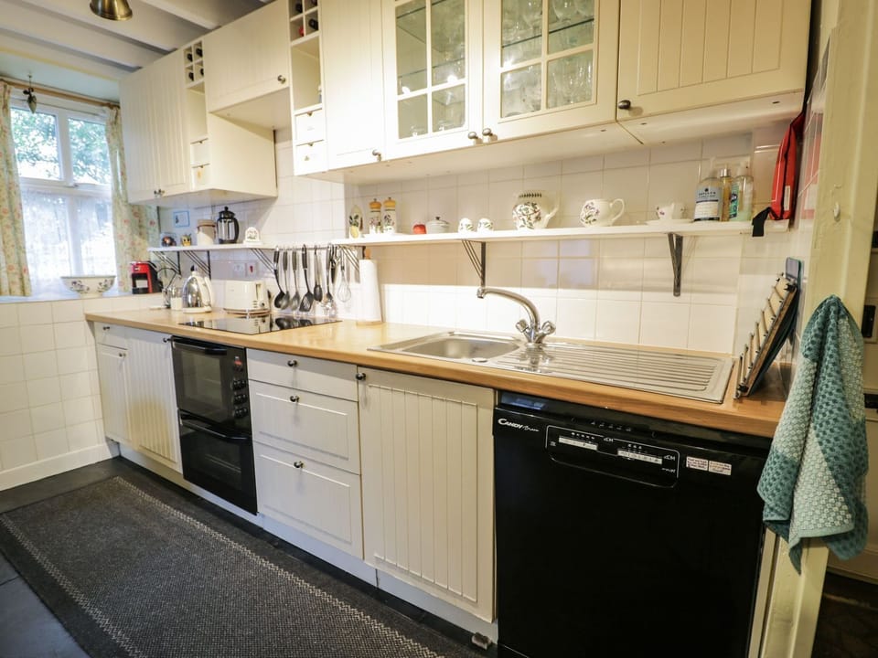 Dishwasher, cookware/dishes/utensils