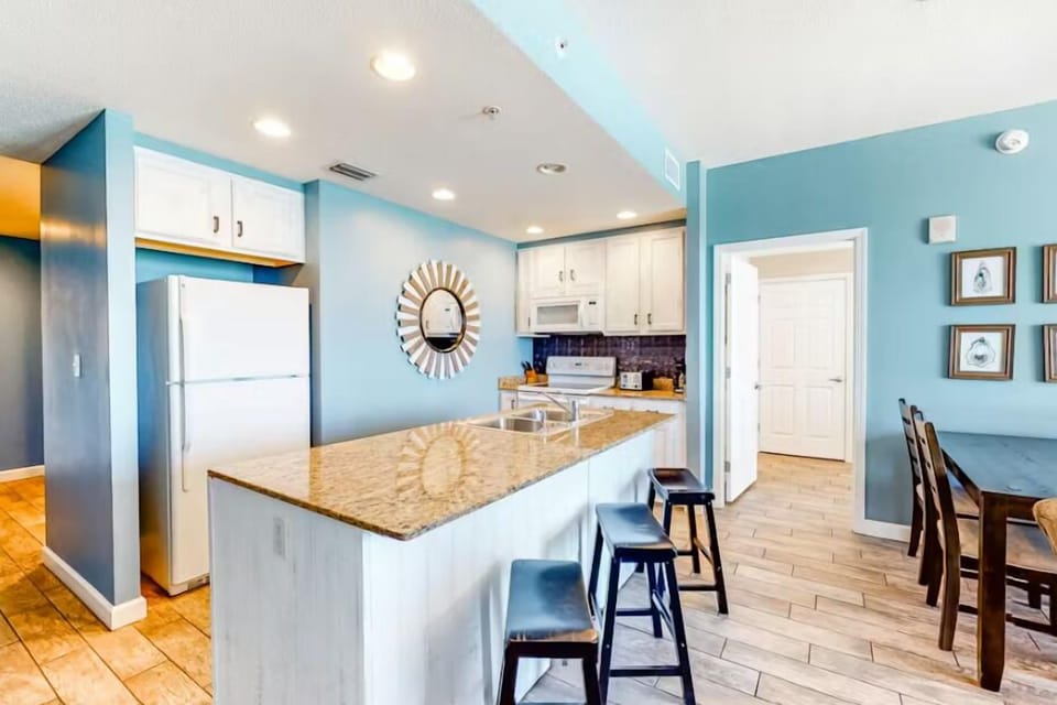 Condo, 1 King Bed with Sofa bed (Sterling Reef 505) | Private kitchen