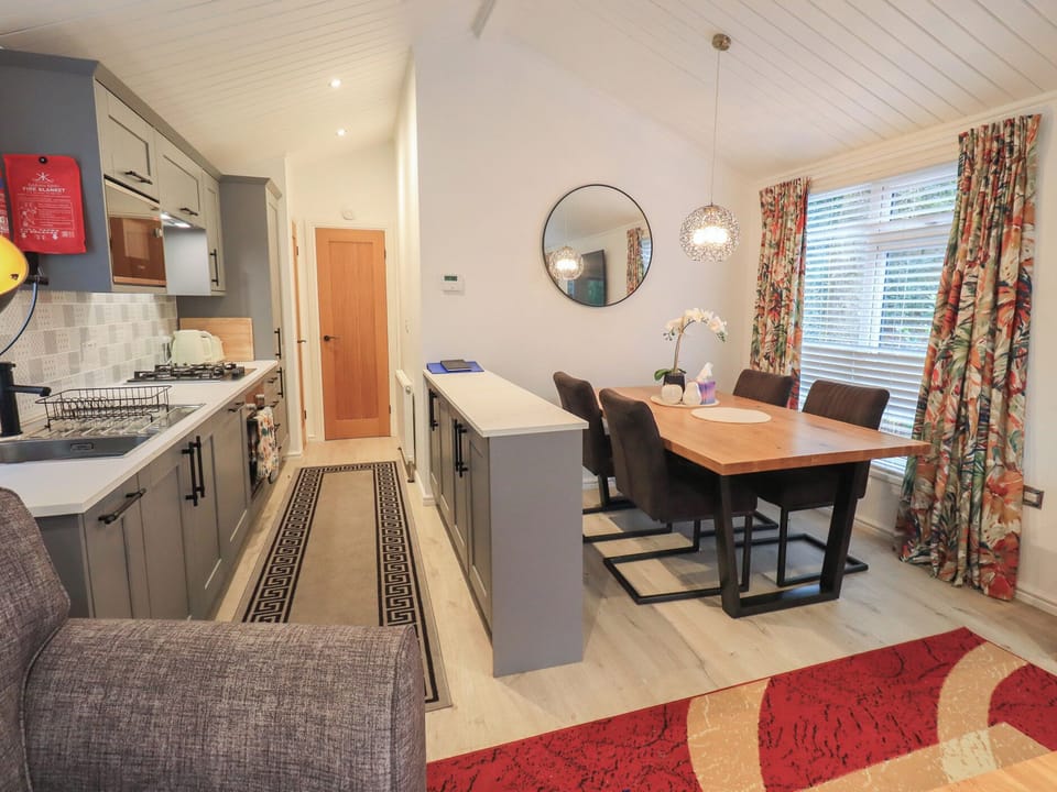Cottage | Private kitchen | Dishwasher, cookware/dishes/utensils