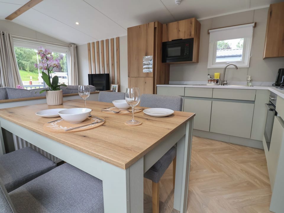 Cottage | Dining