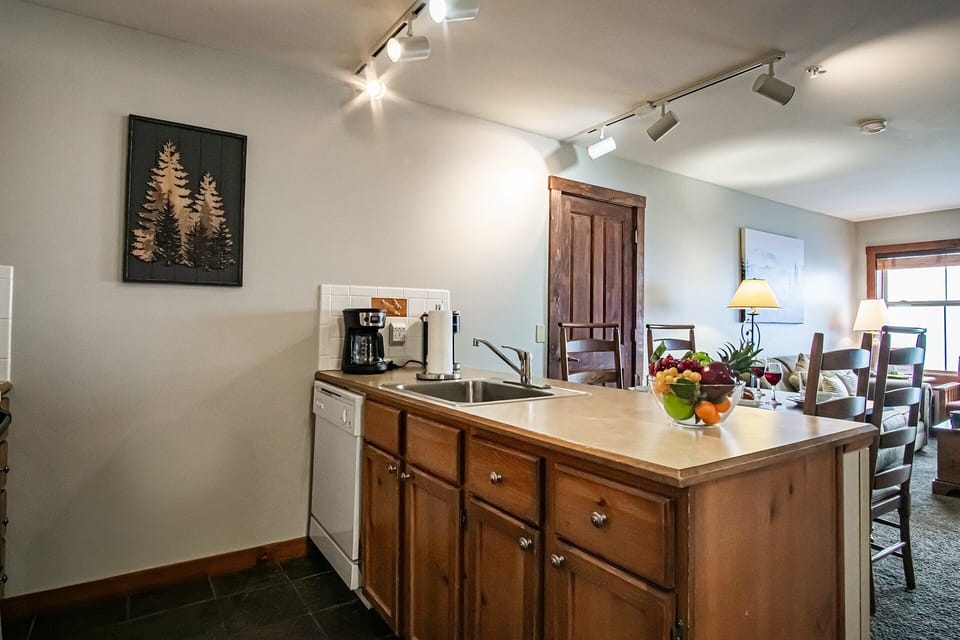 Condo, 1 Queen Bed with Sofa bed, Pool Access, Mountain View (1 Br: Rimfire 323) | Private kitchen