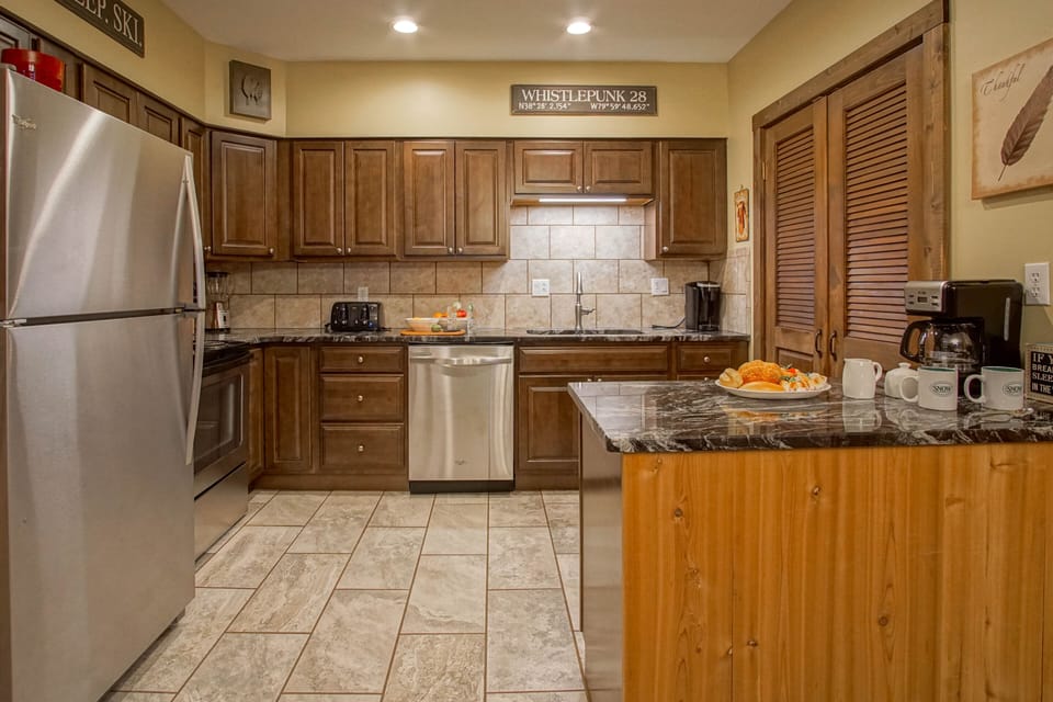 Condo, Multiple Beds, Pool Access, Mountain View (2 Br: Whistlepunk 28) | Private kitchen