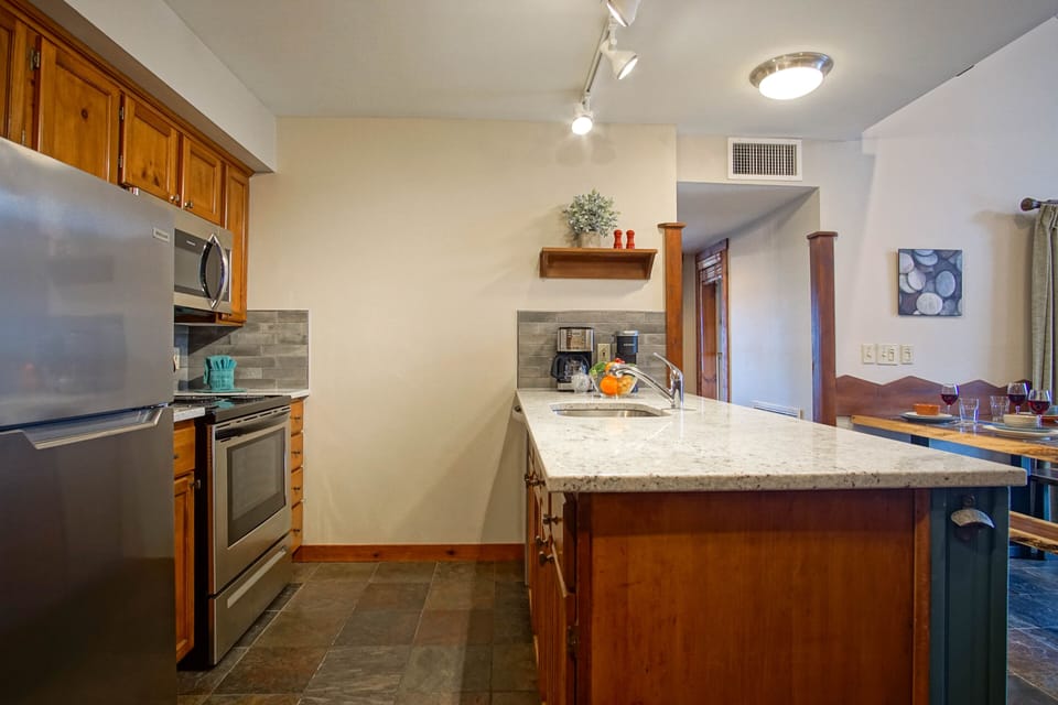 Condo, Multiple Beds, Pool Access, Mountain View (2 Br: Rimfire 317-318) | Private kitchen