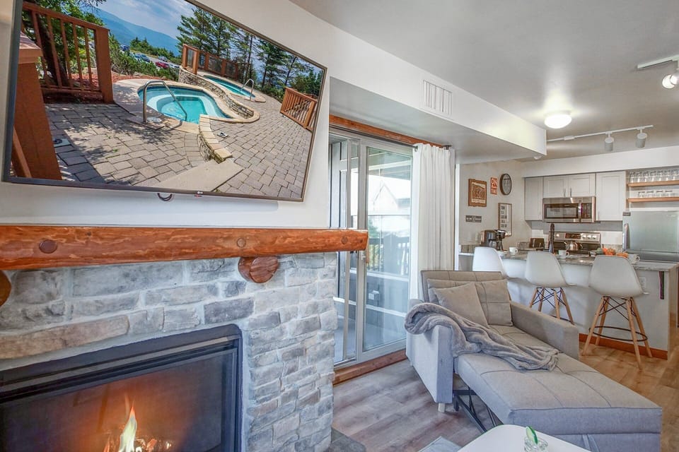 Condo, Multiple Beds, Hot Tub, Mountain View (1 Br: Rimfire 342) | Living area
