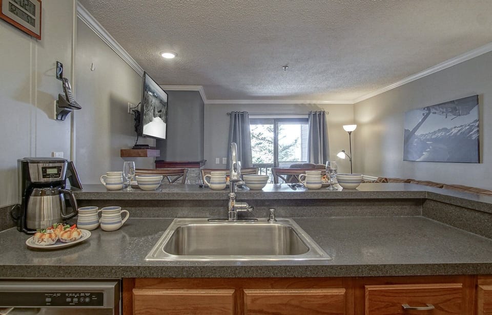 Condo, Multiple Beds, Hot Tub, Mountain View (1 Br: Snowcrest 210B) | Interior