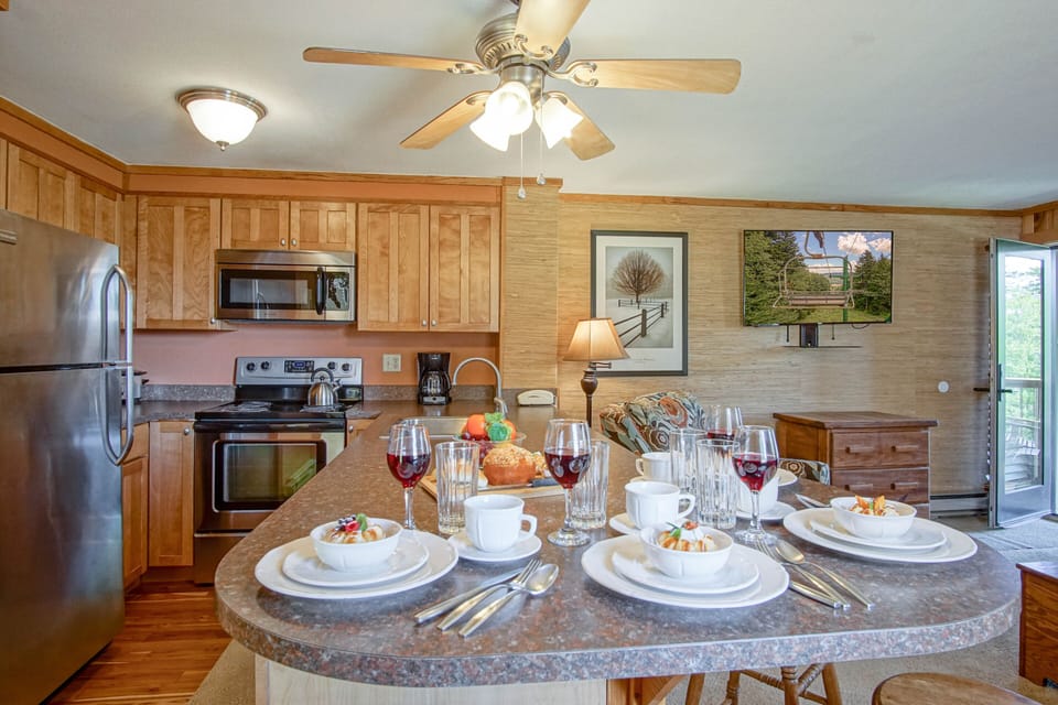 Condo, 1 Queen Bed with Sofa bed, Balcony, Mountain View (1 Br: Powderidge 01) | Private kitchen