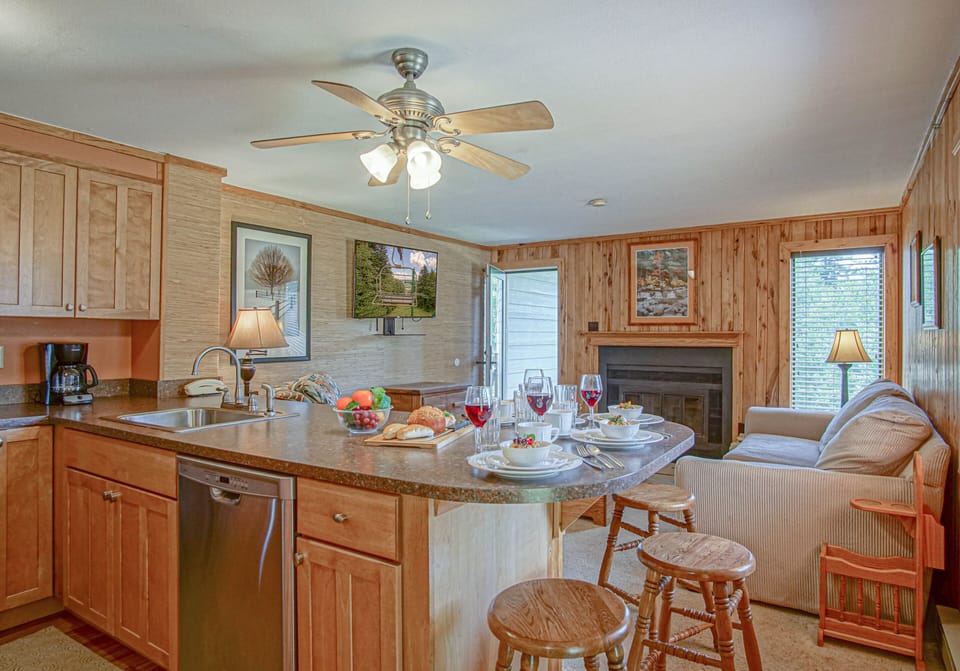 Condo, 1 Queen Bed with Sofa bed, Balcony, Mountain View (1 Br: Powderidge 01) | Interior