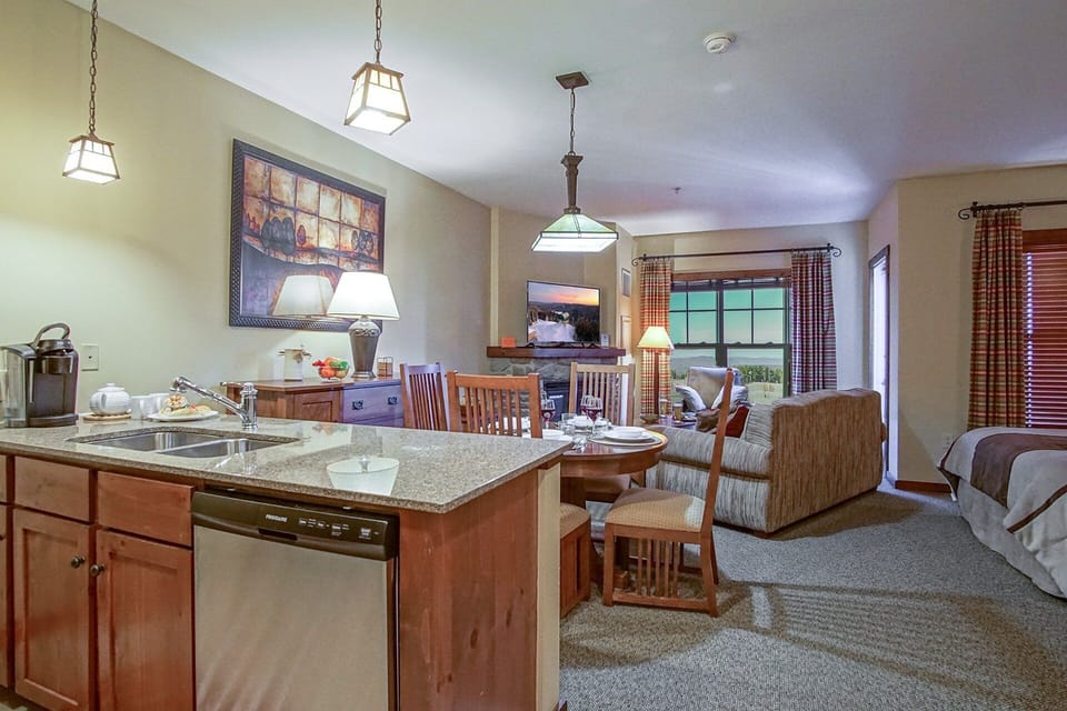 Condo, 1 Queen Bed with Sofa bed, Jetted Tub, Mountain View (1 Br Studio: Soaring Eagle 315) | Interior