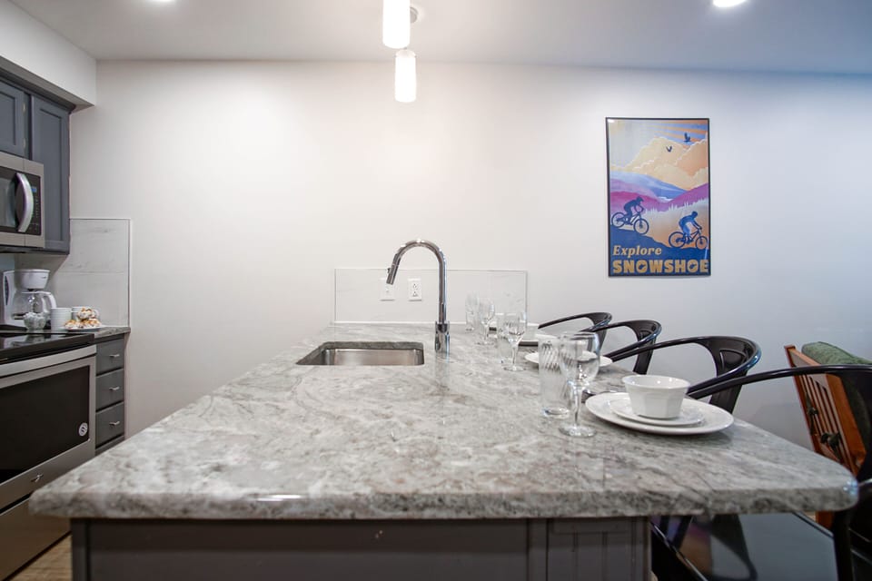 Condo, 1 Queen Bed with Sofa bed, Hot Tub, Mountain View (1 Br: Rimfire 259) | Private kitchen