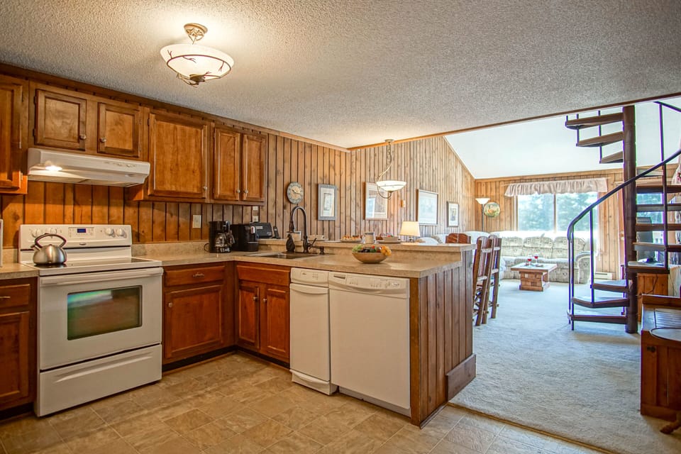 House, Multiple Beds, Patio, Mountain View (2 Br: Wabasso 4) | Private kitchen