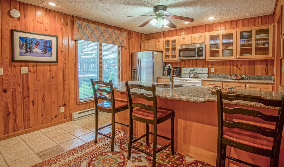 Condo, Multiple Beds, Balcony, Mountain View (3 Br+: Stemwinder 6A) | Private kitchen