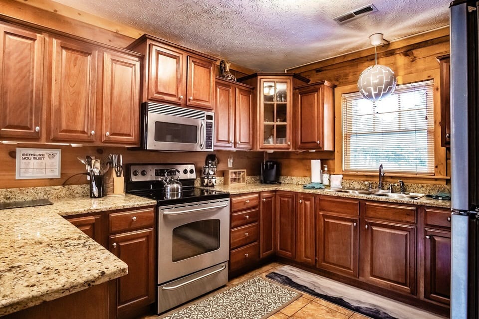 House, Multiple Beds, Pool Access, Mountain View (5 Br: Loggers Run 13) | Private kitchen