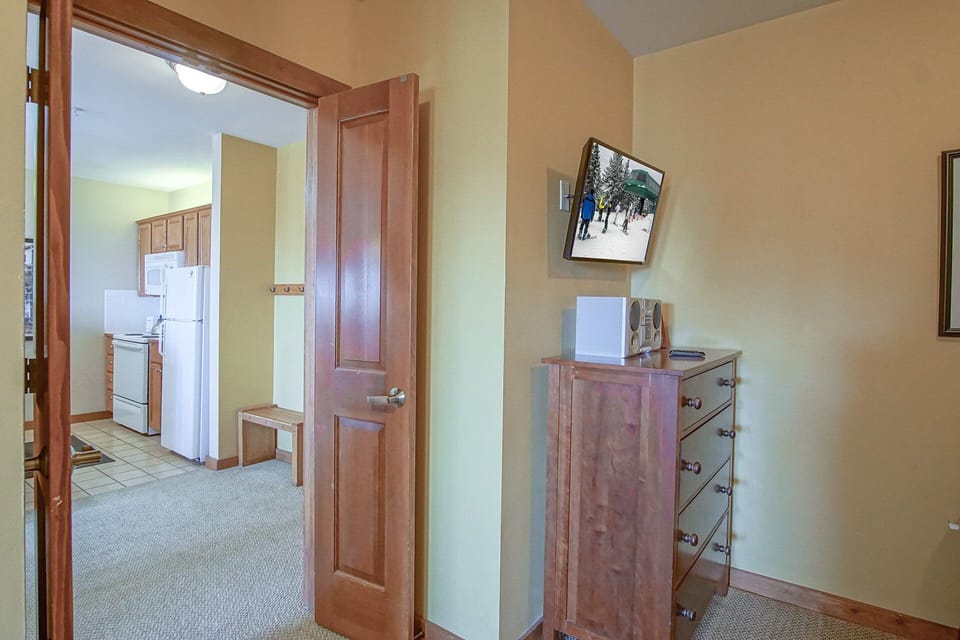 Condo, Multiple Beds, Pool Access, Mountain View (2 Br Plus Den: Allegheny Springs 140) | Interior