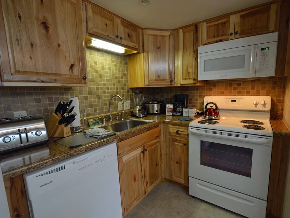 Condo, Multiple Beds, Pool Access, Mountain View (2 Br: Silver Creek 1215) | Private kitchen