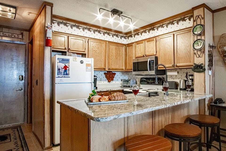 Condo, Multiple Beds, Hot Tub, Mountain View (2 Br: Snowcrest 314B) | Private kitchen