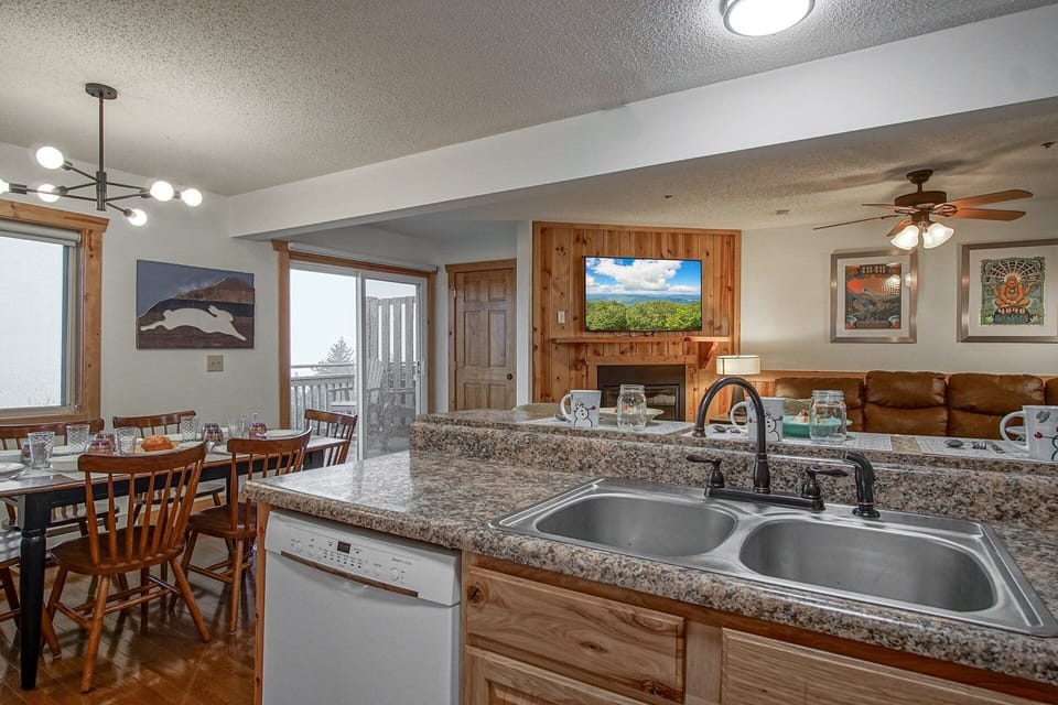 Condo, Multiple Beds, Balcony, Mountain View (3 Br: Summit 307 D) | Private kitchen
