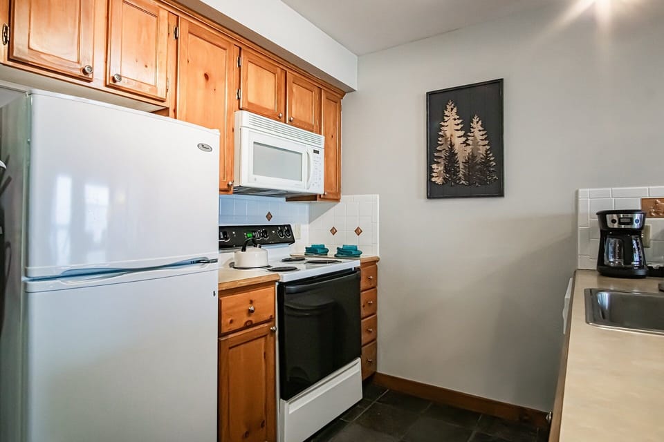 Condo, Multiple Beds, Pool Access, Mountain View (2 BR: Rimfire 322-323) | Private kitchen