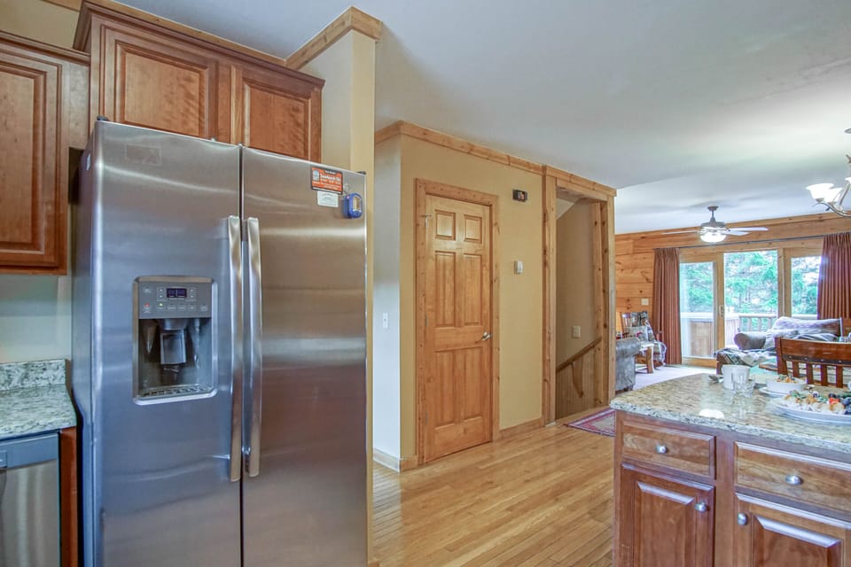 House, Multiple Beds, Hot Tub, Mountain View (5 Br: Loggers Run 8) | Private kitchen