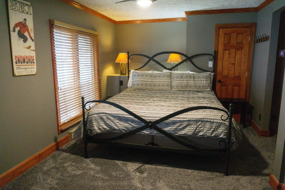 Stemwinder #8:3 Bedroom/3.5 Bath Slopeside Apartment in Snowshoe