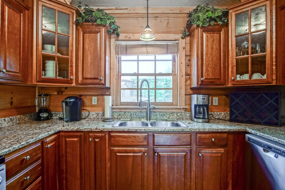 House, Multiple Beds, Hot Tub, Mountain View (5 Br: Loggers Run 11) | Private kitchen