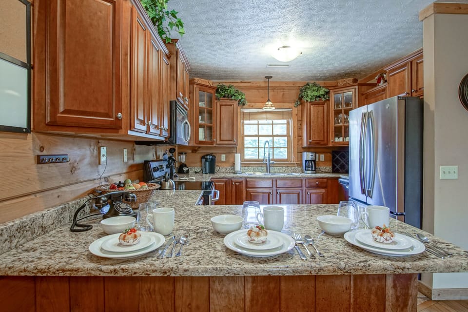 House, Multiple Beds, Hot Tub, Mountain View (5 Br: Loggers Run 11) | Private kitchen