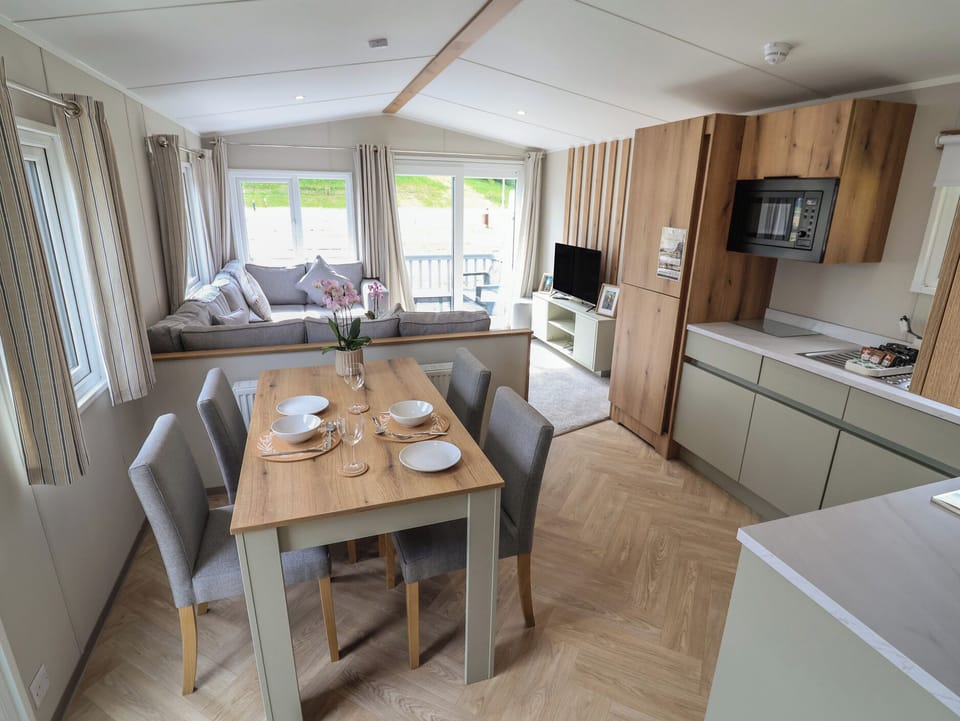 Cottage | Dining