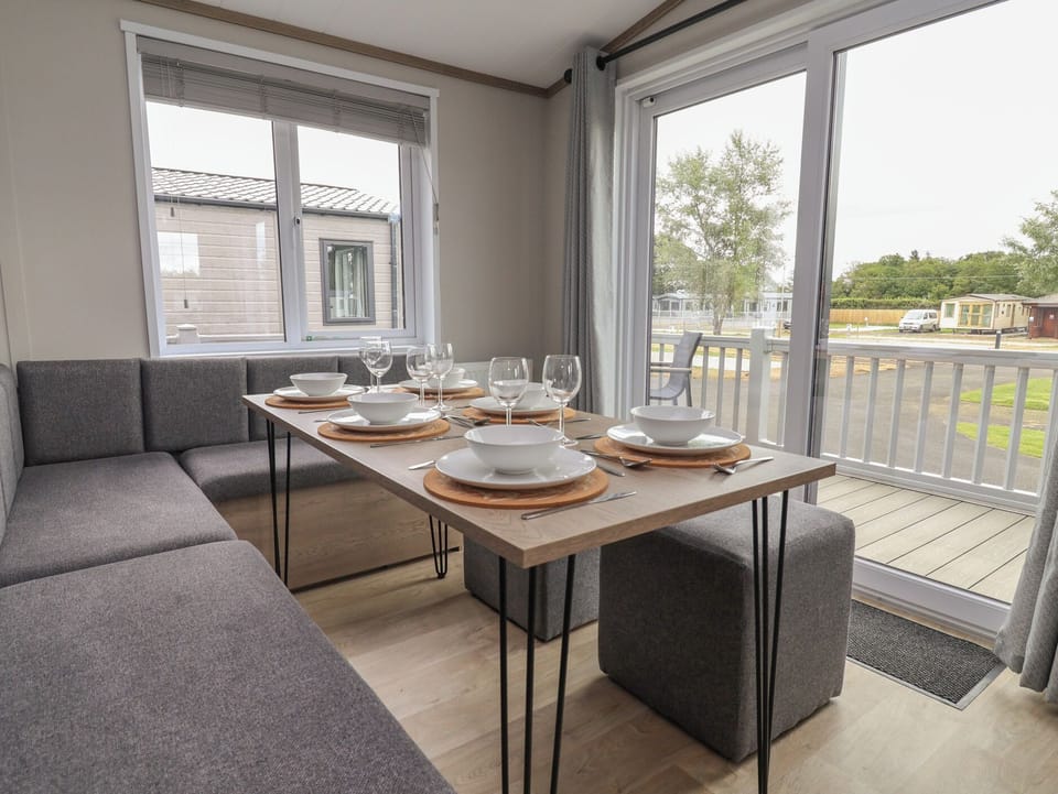 Cottage | Dining