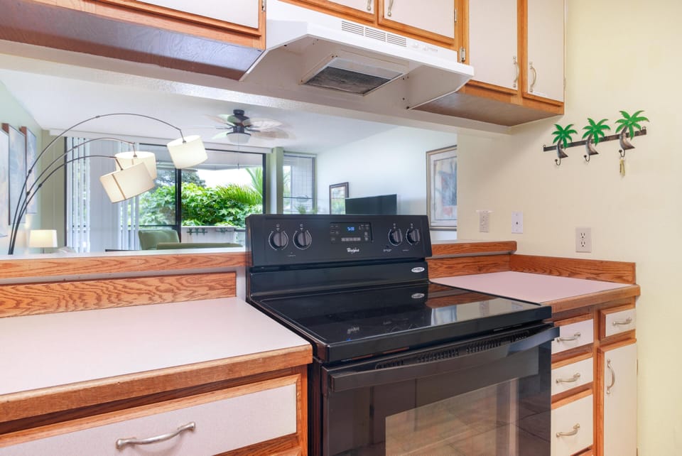 Condo, 1 Queen Bed with Sofa bed (Kailua Bay Resort#4-204) | Private kitchen