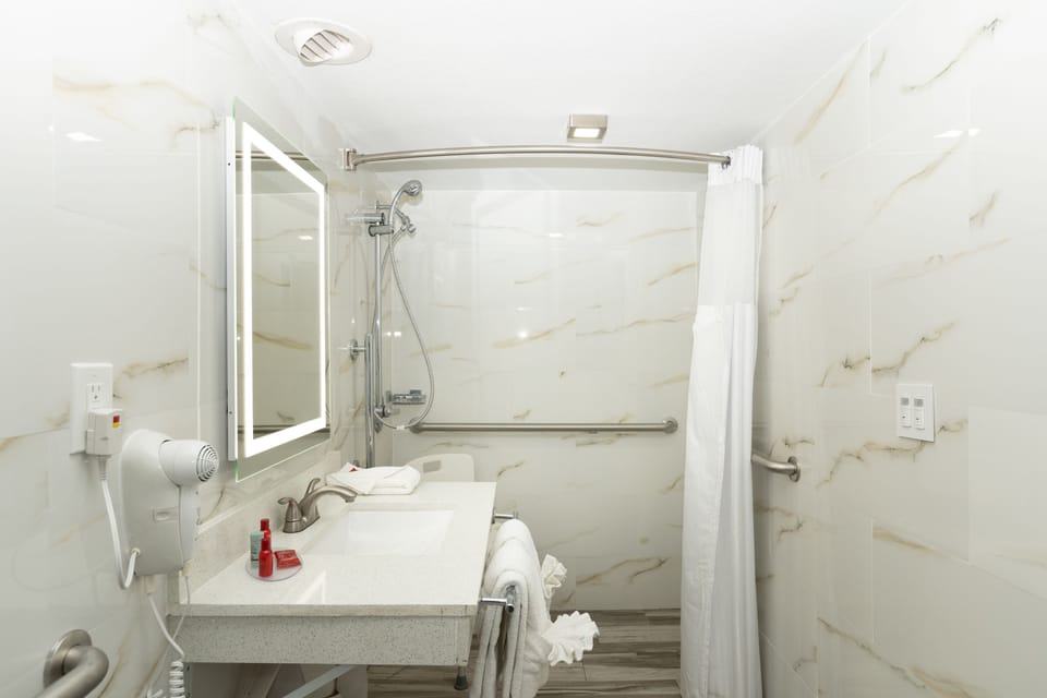 Combined shower/tub, free toiletries, hair dryer, towels