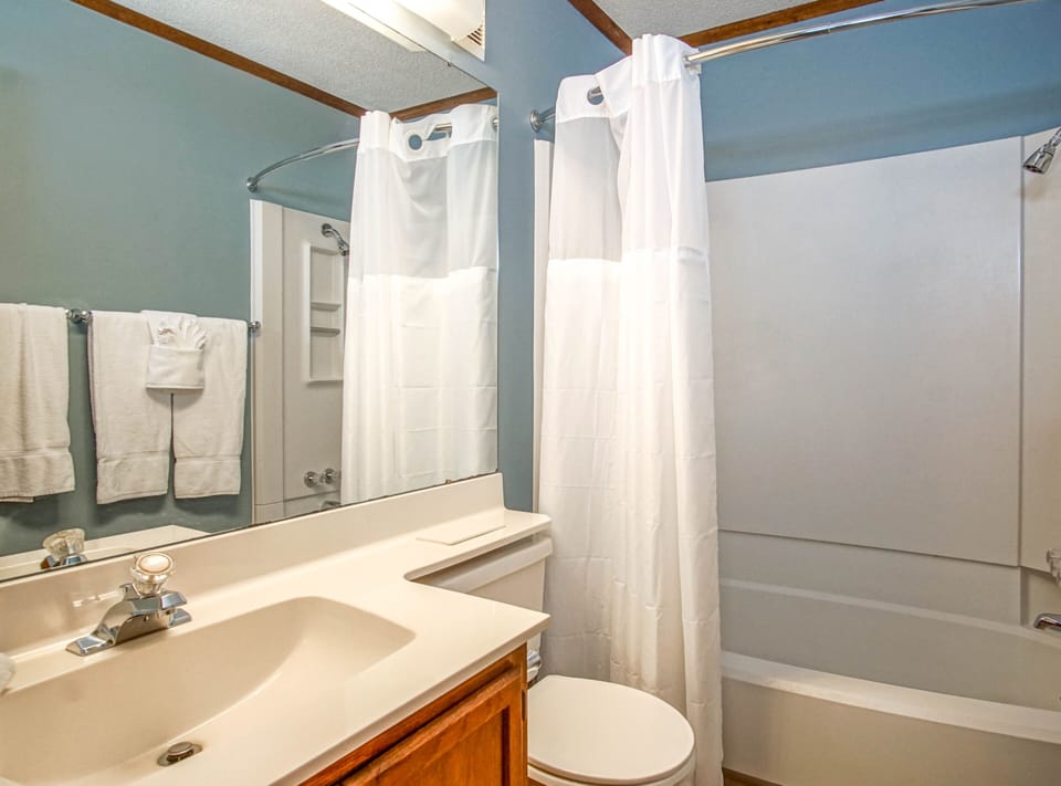 2 Br: Snowcrest 214a 2 Bedroom: Indoor Hot Tubs Game Room Easy Slope Access Apartment in Snowshoe