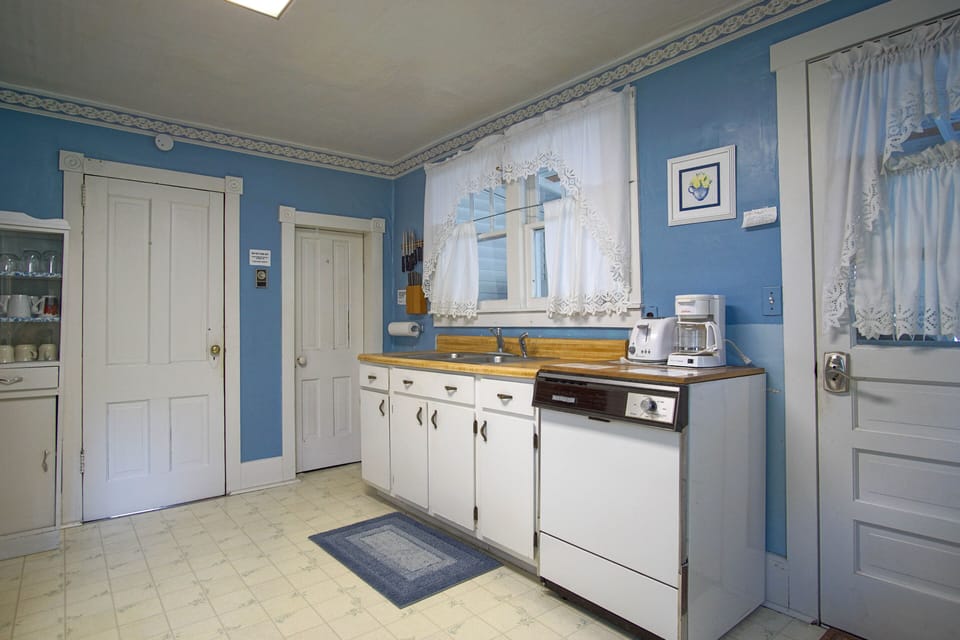 House, Multiple Beds, Patio, Mountain View (3 Br: The Shay Inn) | Private kitchen