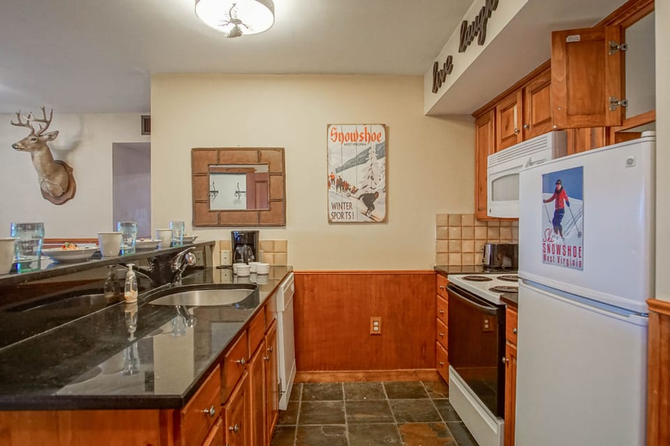 Condo, Multiple Beds, Patio, Mountain View (2 Br: Highland House 102-104) | Private kitchen