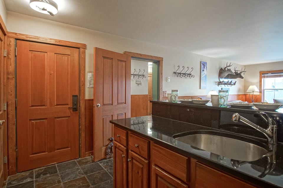 Condo, Multiple Beds, Patio, Mountain View (2 Br: Highland House 102-104) | Interior