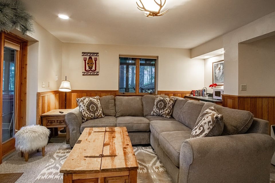 House, Multiple Beds, Hot Tub, Mountain View (6 Br: North Westridge Rd. 111) | Living area