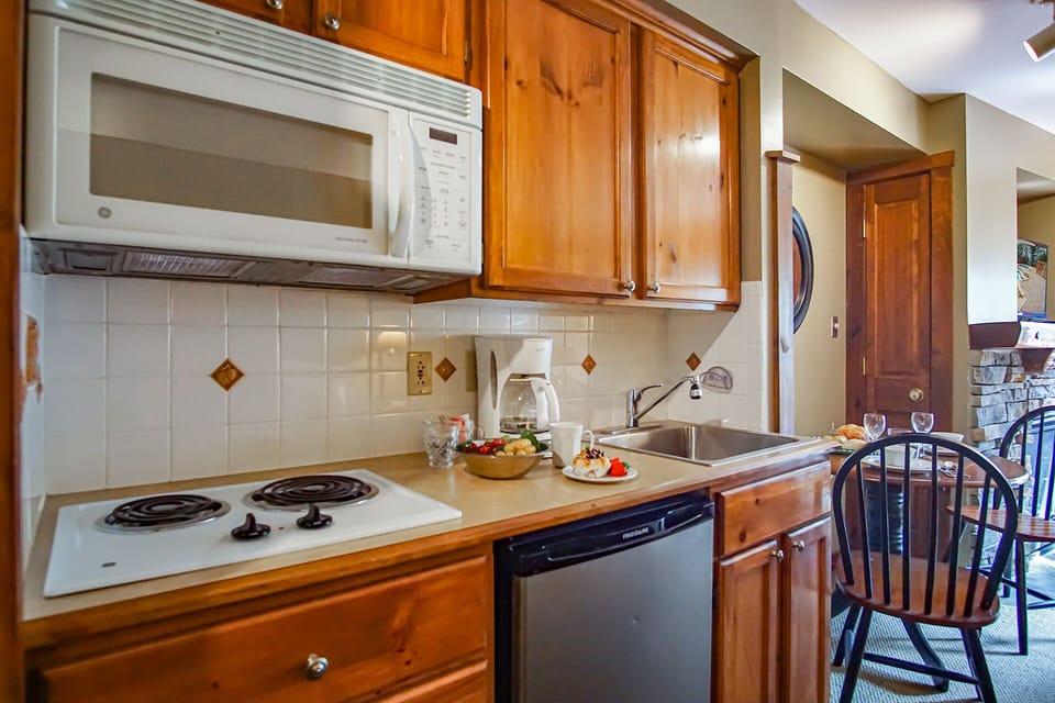 Condo, 1 Queen Bed with Sofa bed, Pool Access, Mountain View (1 Br Junior Studio: Rimfire 258) | Private kitchen