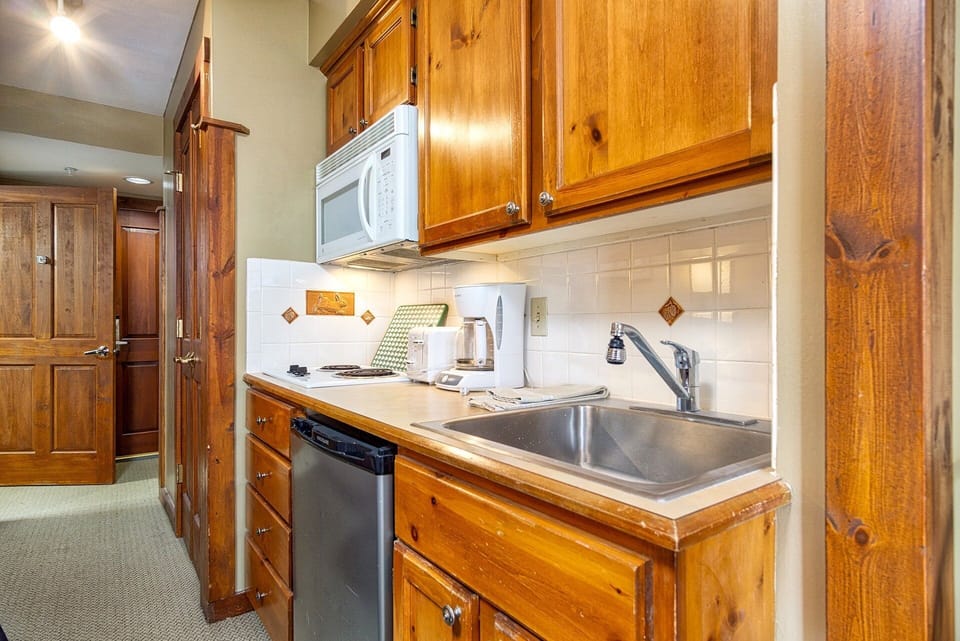 Condo, 1 Queen Bed with Sofa bed, Pool Access, Mountain View (1 Br Junior Studio: Rimfire 258) | Private kitchen