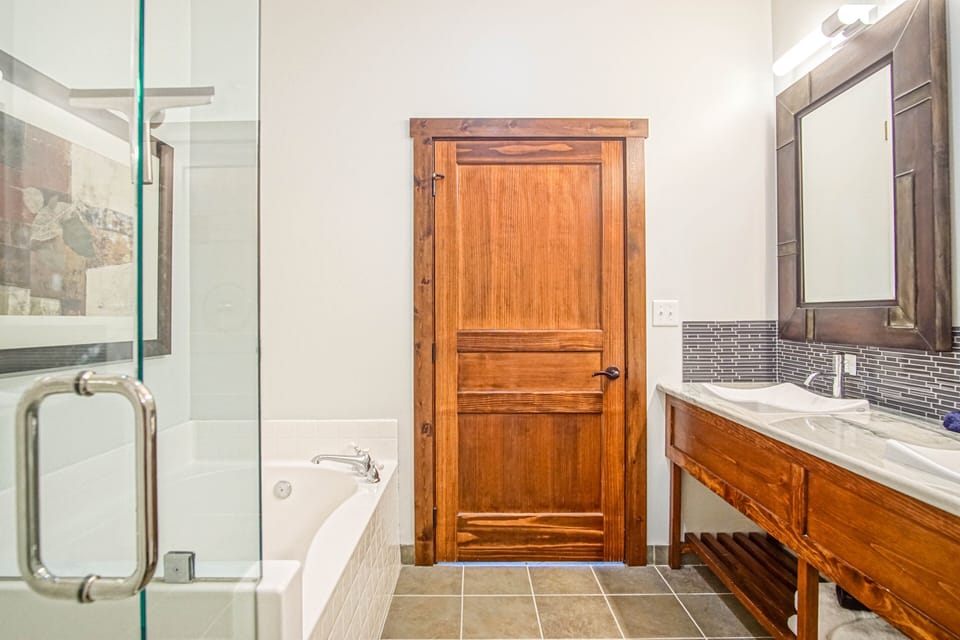 Soaring Eagle #403: 2 Bedrooms, 2 Full Baths Apartment in Snowshoe