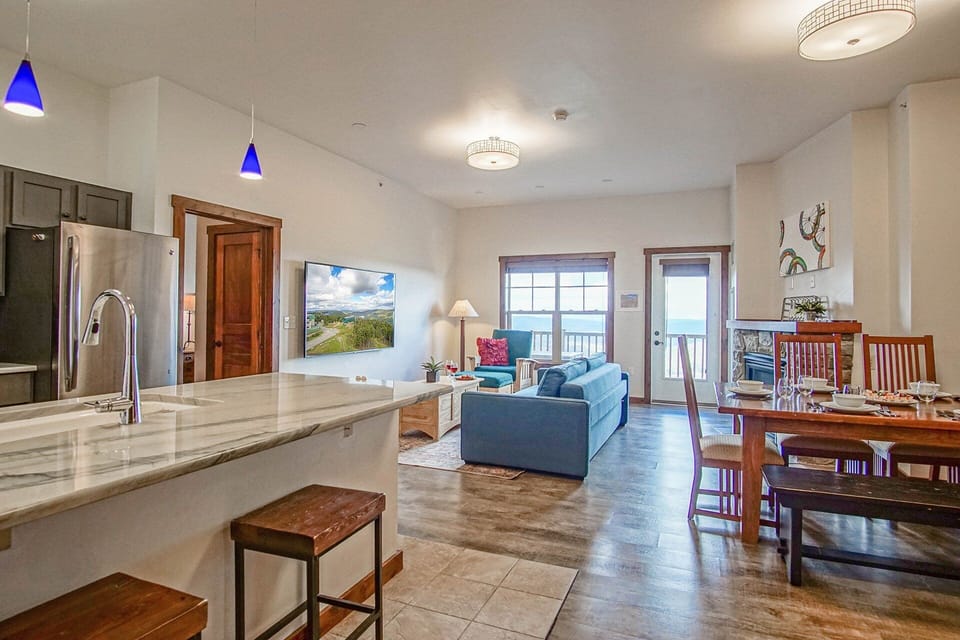 Condo, Multiple Beds, Hot Tub, Mountain View (2 Br: Soaring Eagle 403) | Living area