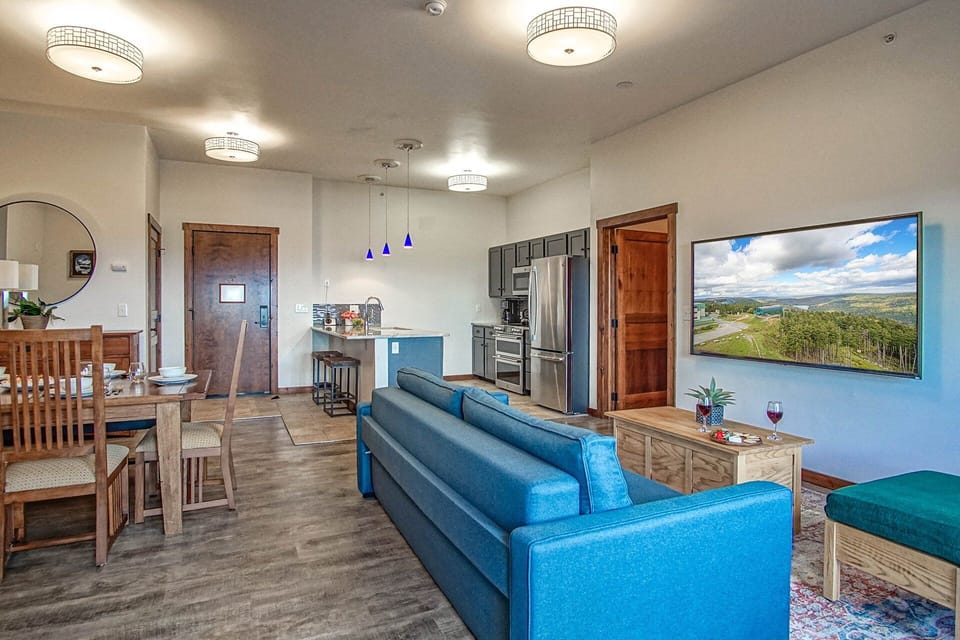 Condo, Multiple Beds, Hot Tub, Mountain View (2 Br: Soaring Eagle 403) | Living area