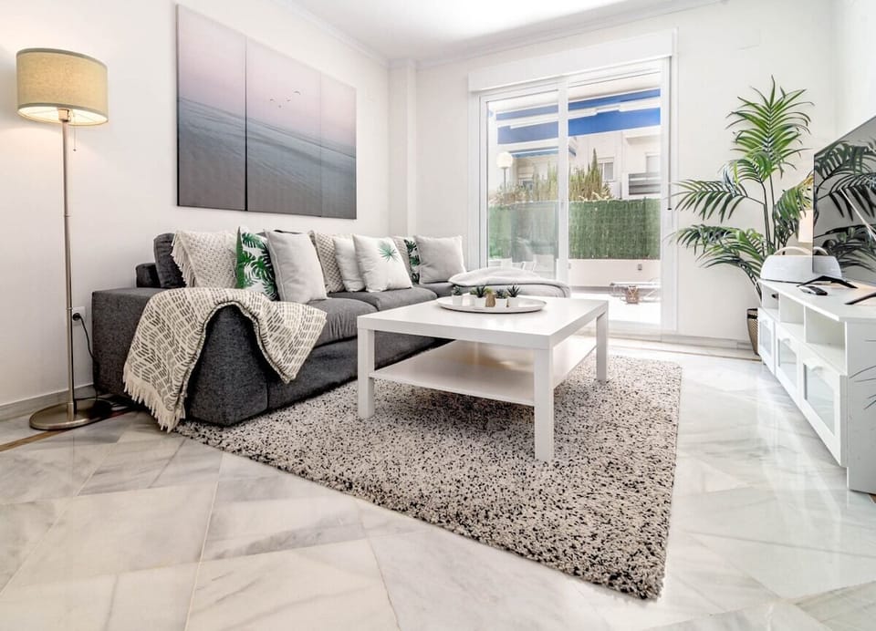 Lcr1- Lovely Ground Floor Apartment, Puerto Banus Apartment in Marbella
