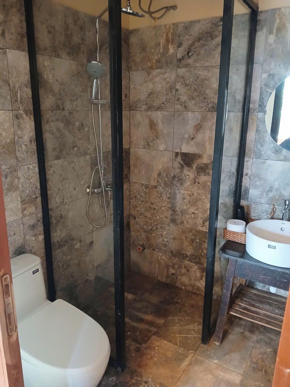 Separate tub and shower, free toiletries, hair dryer, towels