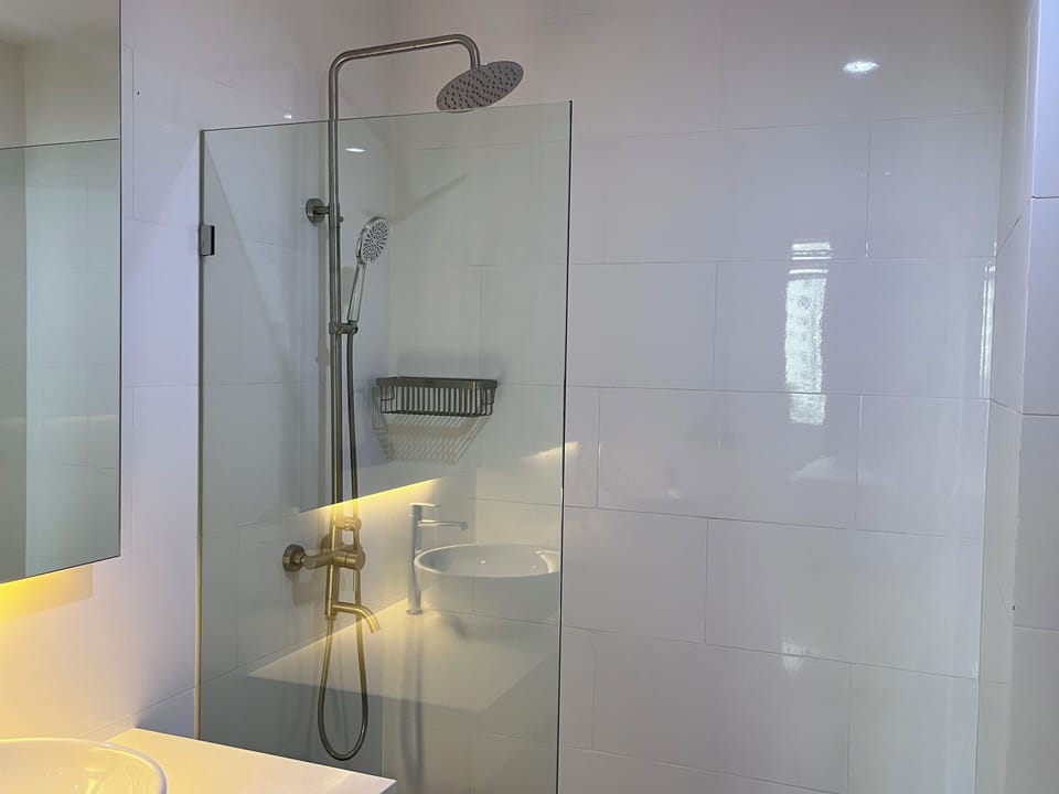 Shower, bidet, towels, shampoo
