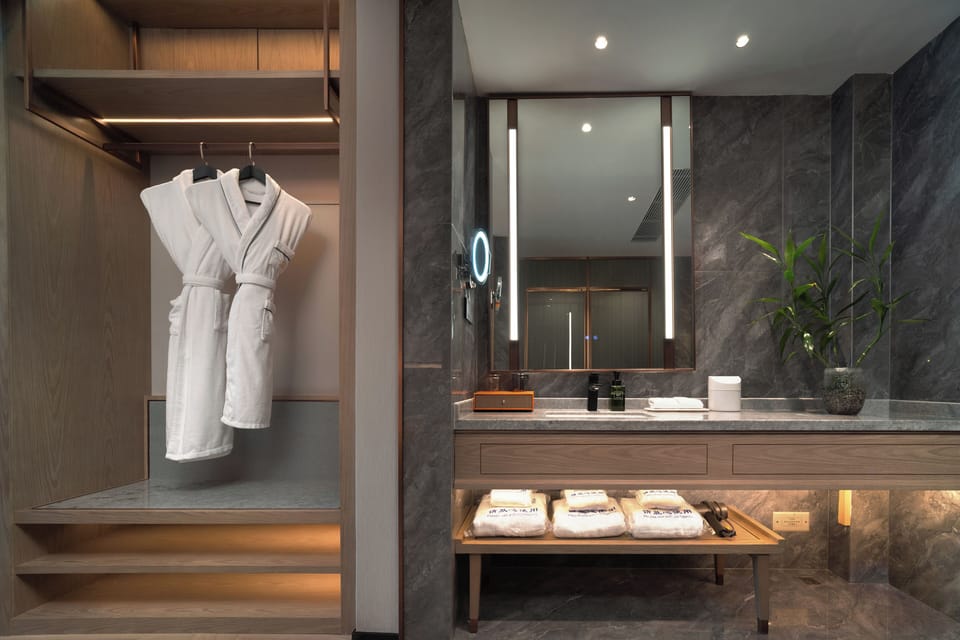 Shower, rainfall showerhead, free toiletries, hair dryer