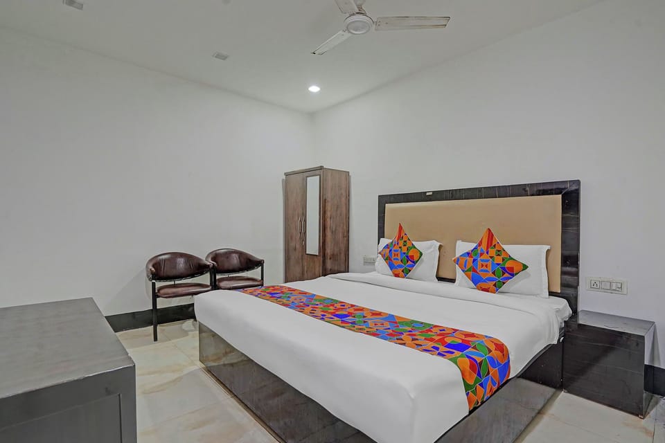 Egyptian cotton sheets, premium bedding, in-room safe, WiFi (free)