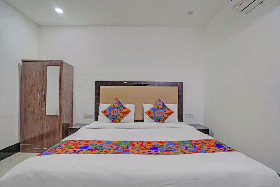 Egyptian cotton sheets, premium bedding, in-room safe, WiFi (free)