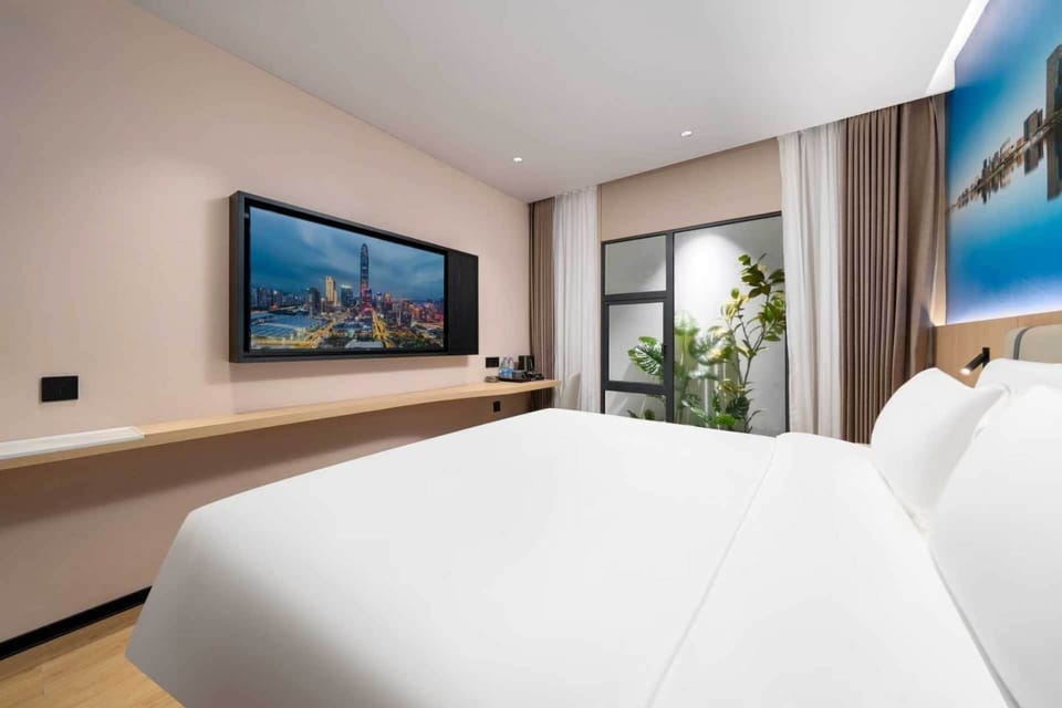 Basic Single Room | Blackout drapes, soundproofing, iron/ironing board (on request)